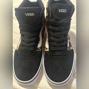 Women’s Vans SK8-Hi
NWT
Durable Leopard canvas and Black suede upper
Size 7.5
